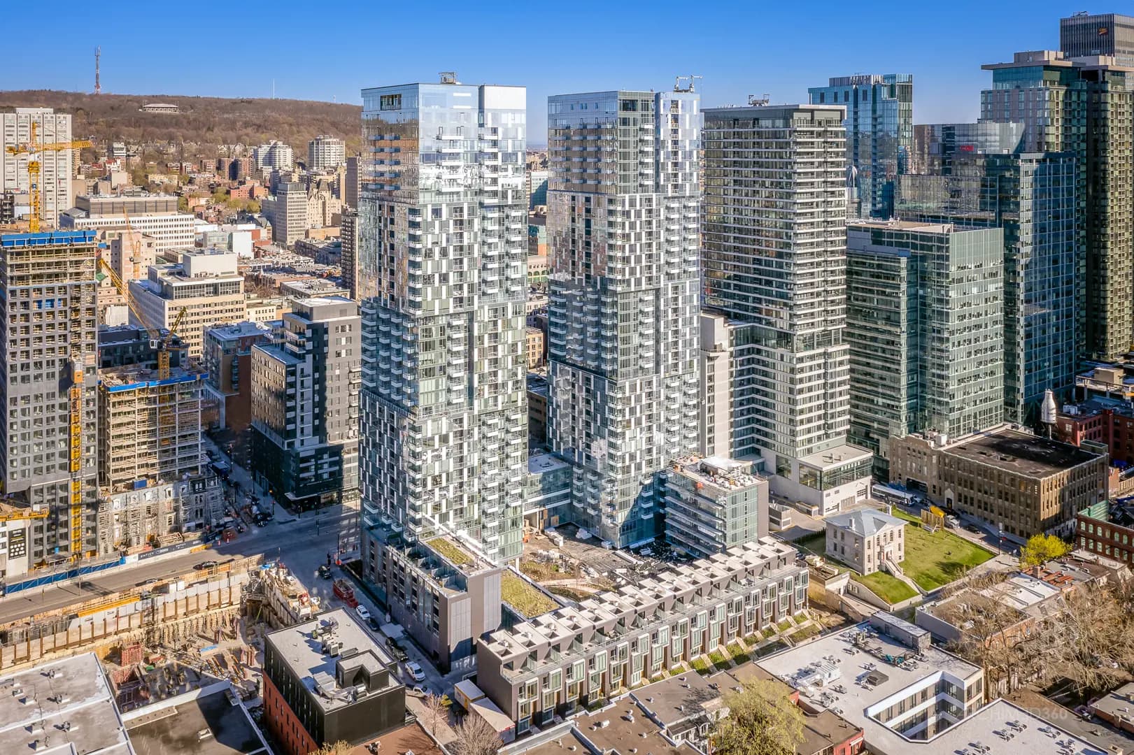 YUL Centre-ville Condos - View 2